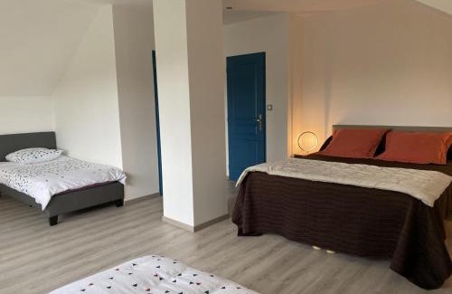 Sauvagny House | Gîte familial avec terrasse à la ferme, proche Montluçon, idéal pour 4 pers, draps et serviettes inclus - FR-1-489-431