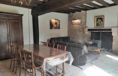 Mareuil-sur-Arnon House | Gîte indépendant au bord de la rivière, cadre historique, pêche, animaux bienvenus, parking privé - FR-1-586-22