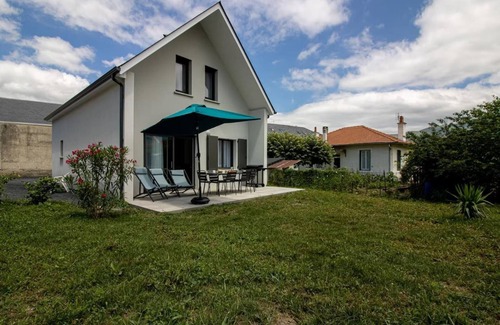 Argeles Gazost House | Gîte L'angélique - Fleurs des Pyrénées - Vue Hautacam