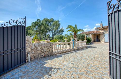 Peymeinade House | Gîte LES PINS climatisé piscine chauffée jardin