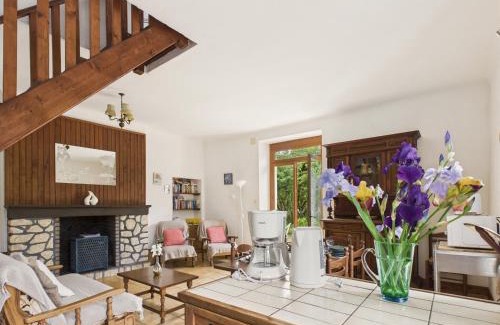 Montignac House | Gîte mitoyen pour 4 avec piscine commune