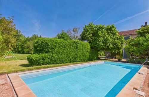 Montignac House | Gîte mitoyen pour 4 avec piscine commune