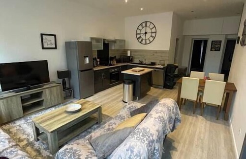 Saint-Martial-d'Albarede Apartment | Gîte Moderne de Deux Chambres