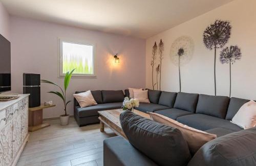 Gy House | Gîte moderne et lumineux à Gy avec grand salon, jardin et jeux pour enfants - FR-1-583-457