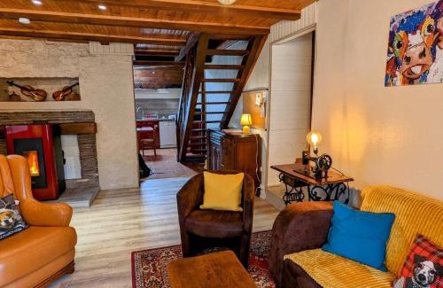 Saint-Bresson House | Gîte paisible dans une ancienne ferme avec WIFI et parking à Saint-Bresson - FR-1-583-440