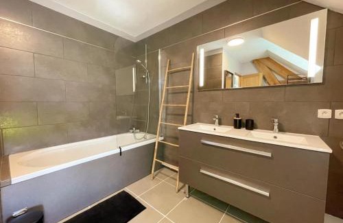 Courcay House | Gîte rénové avec billard, baby-foot, jardin clos, recharge VE, proche châteaux de la Loire - FR-1-381-575