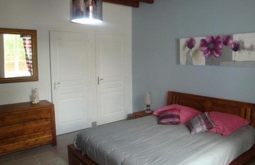 Saint-Priest-d'Andelot House | Gîte rénové, draps inclus, terrasse, salle de jeux, poêle, WiFi, animaux OK, parking, campagne calme - FR-1-489-410