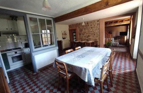 Renaison House | Gîte spacieux à Renaison avec cheminée, jardin et équipements enfants - FR-1-496-257