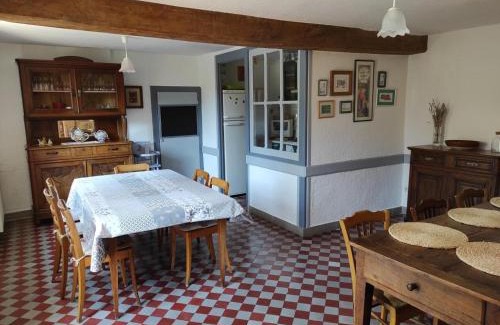 Renaison House | Gîte spacieux à Renaison avec cheminée, jardin et équipements enfants - FR-1-496-257