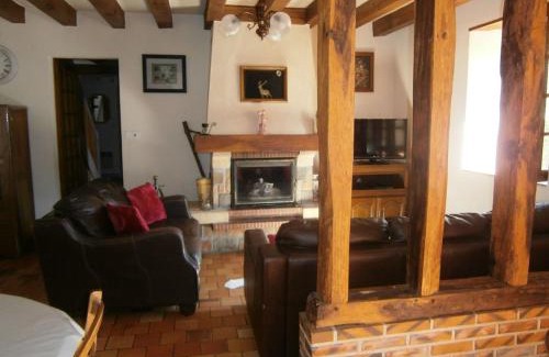 Thoire-sur-Dinan House | Gîte spacieux avec billard, cheminée & terrasse, près de la forêt de Bercé, Wi-Fi & activités nature - FR-1-410-337