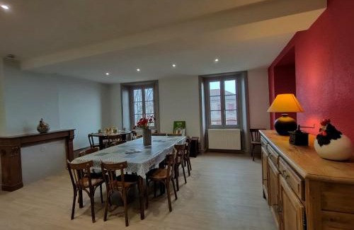 Saint-Haon-le-Chatel House | Gîte spacieux de 11 lits avec cour privative dans un village historique calme et pittoresque - FR-1-496-252