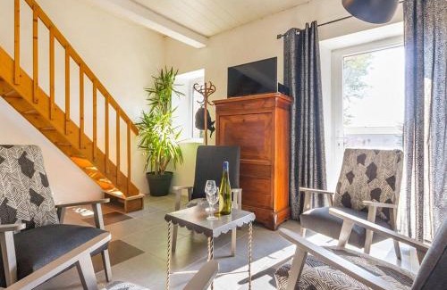 Monnieres House | Gîte typique au cœur de Monnières, proche Sèvre, jardin privatif, Wifi, idéal pour pêche et rando - FR-1-306-985