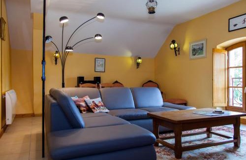 Arthon House | Gîte unique dans propriété historique avec musée, proche Châteauroux, 4 chambres, cheminée, fibre, parking. - FR-1-591-49