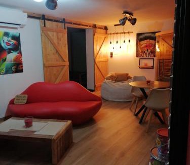 Calais House | Gîtes déco pop et chaleureuse avec jacuzzi, sauna, piece coquine
