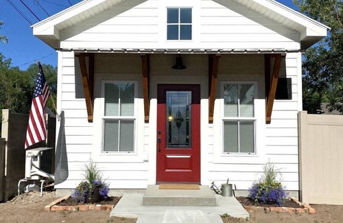 Cody House | G.F. Wiard Cottage, recently built, pet friendly/fully fenced yard, walking distance to downtown!