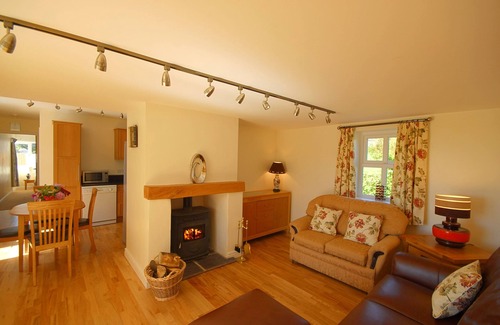Cylch-Y-Garn Cottage | Gadlys cottage sleeps 6 dog friendly walk to Church Bay Beach sea views