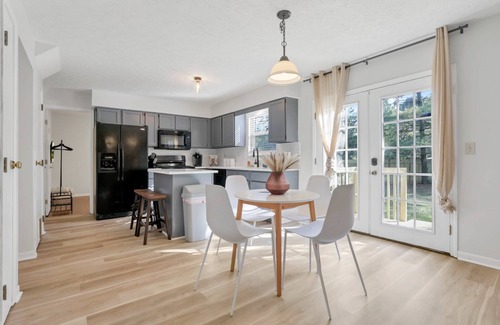 Columbus House | Gahanna Dreaming - 5Br 2 Ba INTEL