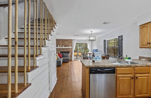 Gainesville Apartment | Gainesville Nook Room, Family-Friendly Townhouse with Reading Book + Bike
