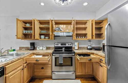 Gainesville Apartment | Gainesville Nook Room, Family-Friendly Townhouse with Reading Book + Bike