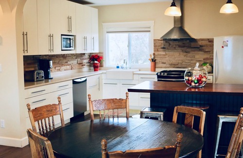 Vernon House | Gala House with views overlooking lakes and Vernon in North Okanagan