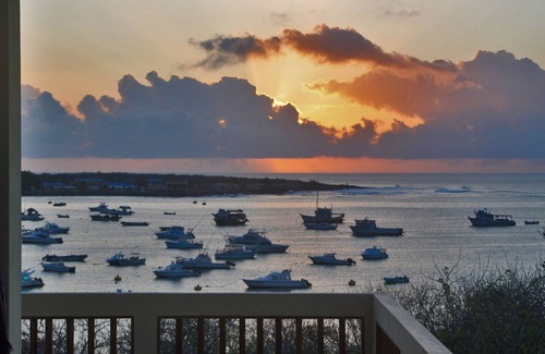 Puerto Baquerizo Moreno Apartment | Galeodan Penthouse - Spectacular Sunsets on the Bay - Ideal for Honeymooners