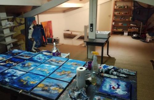 Espelette Bed & Breakfast | Galerie d'art d'une ancienne mairie de 1783