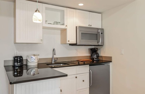 Historic Seaport Apartment | Galleon Resort Efficiency in the old town