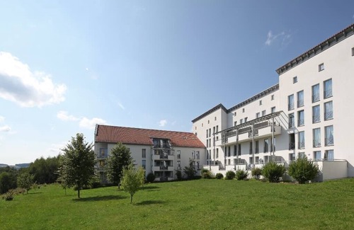 Neualbenreuth Apartment | Gallery apartment with conservatory