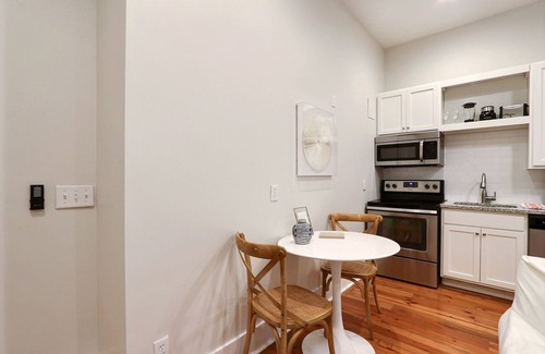 Beach Institute Apartment | Gallery Stays - Parkside Suite