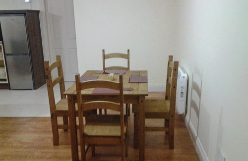 Galway City Centre Apartment | Galway 2-Bed Apt, Sleeps 4, 5-min walk to Station