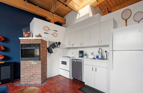 Downtown Edmonton Apartment | Game Day Getaway | AirCon | 5 min Rogers | Parking