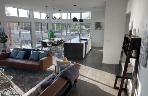 Central East Austin Apartment | Game Day Penthouse Steps from UT Sports