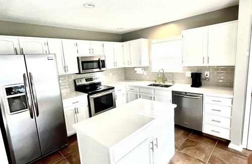 Fishers House | Game Room/B-Ball Court-sleeps 10