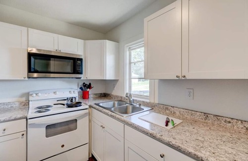 Des Moines Apartment | GameRoom/2BD/Centrally Located/Fast WiFi