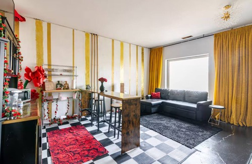 Charlotte House | GAMES & SUITE- Private Entrance, Suite & Gameroom