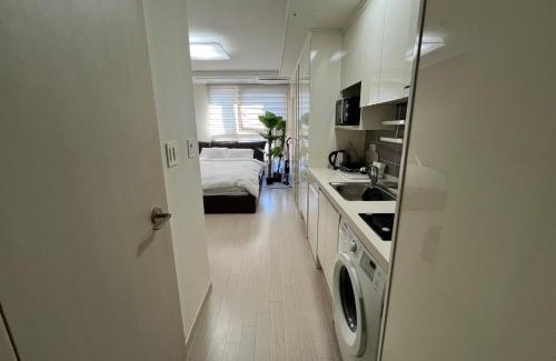 Seocho-dong Apartment | Gangnam Central House, Just 1 Mins from Sinnonhyeon Stn, 5 Mins from Gangnam Stn