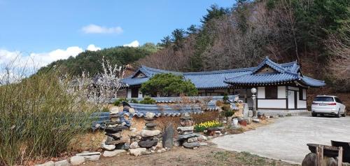Gangneung House | Gangneung Wangsangoal Hanok Pension