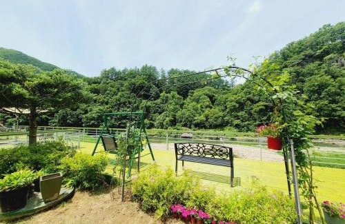 Sang House | Gapyeong Chorok Jeongwon Gyegok Dokchae Pension