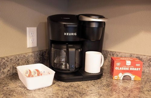 West Des Moines Apartment | Garage Parking | Balcony | Onsite Gym & Tanning