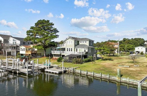 Colington Harbour House | Garber Harbor in Colington Harbor Waterfront Canal Hot Tub Jimmy Buffett Bar