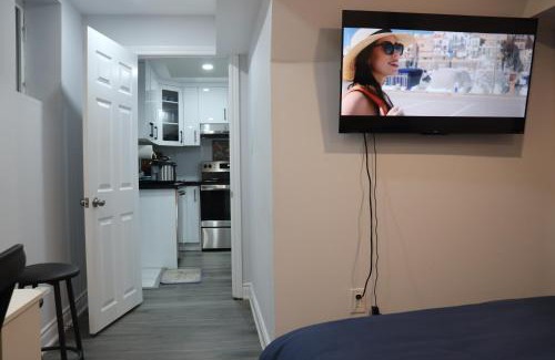 Brampton Apartment | Garden 2 BR Apt - Free Parking Wifi Laundry Workstation