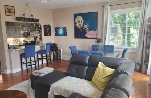 Faubourg Delassize Apartment | Garden District apartment 1/2 block from parade route/historic St Charles Ave