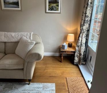 Salisbury Apartment | Garden Flat near train station