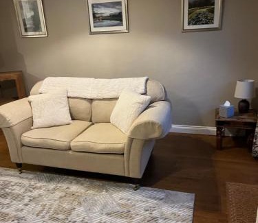 Salisbury Apartment | Garden Flat near train station