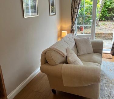 Salisbury Apartment | Garden Flat near train station