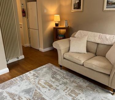 Salisbury Apartment | Garden Flat near train station