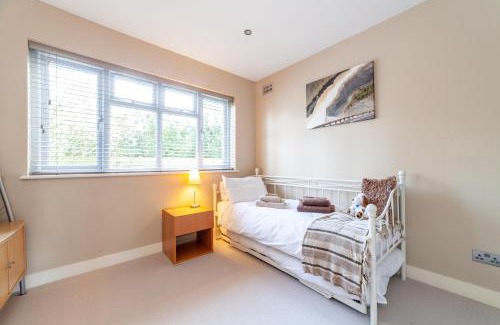 Tudor Apartment | Garden Flat short walk to Kingston & Richmond Park
