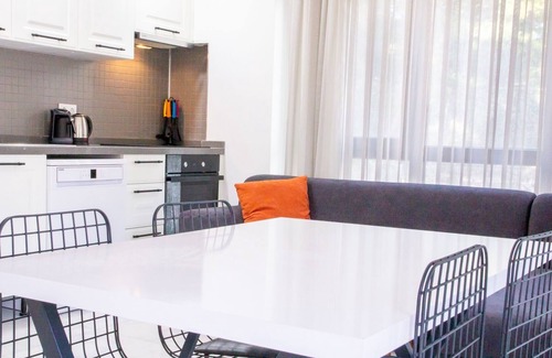 Milas Apartment | Garden Floor Flat w Garden 1 min to Beach in Milas