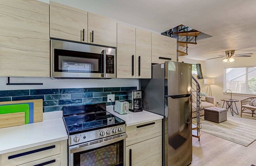 East Cesar Chavez House | Garden Home | Walkable to East Austin Eateries