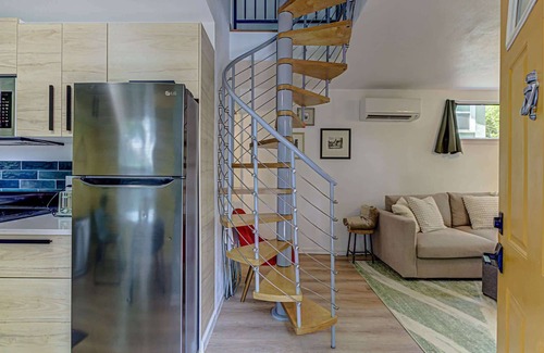 East Cesar Chavez House | Garden Home | Walkable to East Austin Eateries